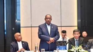 El presidente de la Asociación Asiática de Atletismo, Dahlan Jumaan Al Hamad, habla en el evento. (Foto: VNA)