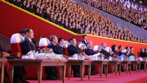 El secretario general del Partido Comunista de Vietnam, To Lam, junto con otros dirigentes, asiste a una actuación artística para celebrar el 80º aniversario de la fundación del Partido del Trabajo de Corea. (Foto: KCNA)