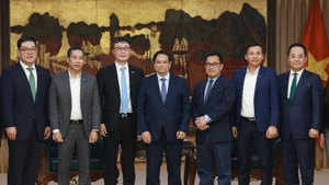 El primer ministro de Vietnam, Pham Minh Chinh (centro), y delegados en la cita. (Foto: VNA)