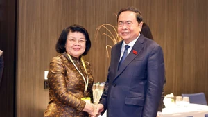 El presidente de la Asamblea Nacional de Vietnam, Tran Thanh Man, se reúne con su homóloga camboyana, Khuon Sudary. (Foto: VNA)