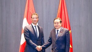 El presidente de la Asamblea Nacional de Vietnam, Tran Thanh Man (derecha), y el titular del Consejo de los Estados de Suiza, Andrea Caroni. (Foto: VNA)