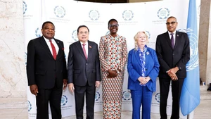 La presidenta de la UIP, Tulia Ackson (centro), y el secretario general de la UIP, Martin Chungong (primero, a la izquierda), dan la bienvenida al presidente de la Asamblea Nacional de Vietnam, Tran Thanh Man (segundo desde la izquierda). (Foto: VNA)