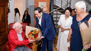 El presidente de la Asamblea Nacional de Vietnam, Tran Thanh Man, y su esposa, visitan a la familia de Jacques Savary. (Foto: VNA)