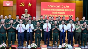 [Foto] Líder del PCV se reúne con Dirección General de Política del Ejército Popular de Vietnam