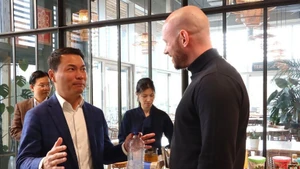 El presidente de la VBAB, Nguyen Thanh Vinh, habla con representantes empresariales belgas. (Foto: VNA)
