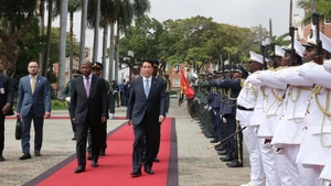 El presidente de Vietnam, Luong Cuong, y su homólogo de Angola, João Manuel Gonçalves Lourenço, en la ceremonia oficial de bienvenida. (Foto: VNA)