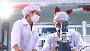 En el laboratorio de la fábrica farmacéutica CVI Pharma, en el parque de alta tecnología de Hoa Lac. (Foto: hanoimoi.vn)