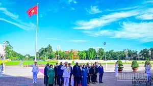 El presidente de la Asamblea Nacional y del Consejo de Estado de Cuba, Esteban Lazo Hernández, junto a una delegación de alto nivel, rinde homenaje al Presidente Ho Chi Minh. (Foto: Nhan Dan)