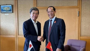 El vicepresidente de la Asamblea Nacional de Vietnam Tran Quang Phuong (derecha) y el titular de la Asamblea de Oita, Shima Koichi. (Foto: VNA)