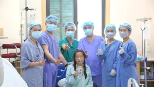 Médicos del Hospital de Amistad Vietnam-Alemania posan junto con la paciente que recibió el primer trasplante simultáneo de corazón y pulmón en Vietnam. (Foto: Hospital de Amistad Vietnam-Alemania)