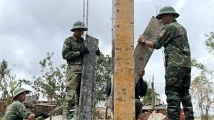 Soldados ayudan a reconstruir viviendas. (Foto: VNA)