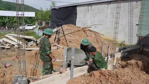 Fuerzas del Regimiento 6 del Mando Militar de Hue ayudan a la comuna de Khe Tre a construir tres nuevas viviendas y reparar siete. (Foto: VNA)