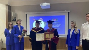 El Instituto de Ingeniería Energética de Moscú otorga el título de Doctor Honoris Causa al profesor y doctor Tran Hong Thai, vicepresidente permanente de la Academia de Ciencia y Tecnología de Vietnam. (Foto: VNA)