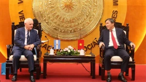 Reunión entre el profesor y doctor Le Van Loi, presidente de la Academia de Ciencias Sociales de Vietnam, y el embajador de Argentina en el país, Marcos Antonio Bednarski. (Foto: VASS)