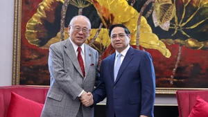El primer ministro de Vietnam, Pham Minh Chinh, recibe al Asesor Especial de la Alianza de Parlamentarios de Amistad Japón-Vietnam, Takebe Tsutomu. (Foto: VNA)