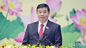 Y Thanh Ha Nie Kdam, secretario del Comité del PCV en la provincia de Lam Dong, habla en el evento. (Foto: Nhan Dan)