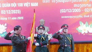 El coronel general Vongsone Inpanphim, viceministro de Defensa de Laos, entrega la Orden de Amistad del Estado de Laos al Hospital Militar Central 108. (Foto: VNA)