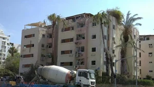 Un edificio de apartamentos en la calle de Levy Eshkol, en Tel Aviv, fue destruido por un misil en la madrugada del 16 de junio de 2025. (Fotografía: VNA)