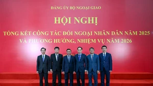 El miembro del Buró Político y permanente del Secretariado del Comité Central del Partido Comunista de Vietnam, Tran Cam Tu, y dirigentes del Ministerio de Relaciones Exteriores.