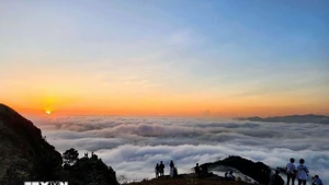 La meseta de Dong Cao, ubicada en la comuna de Van Son, en la provincia de Bac Ninh, se llena de visitantes que llegan para cazar nubes. (Foto: VNA)
