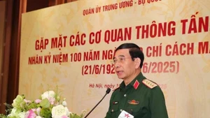 El general Phan Van Giang habla en la reunión. (Fotografía: VNA)