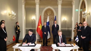 El secretario general del Partido Comunista de Vietnam, To Lam, y el presidente de Finlandia, Alexander Stubb, presencian la ceremonia de firma de documentos de cooperación. (Foto: VNA)