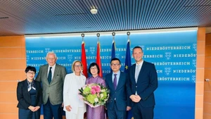 Vu Le Thai Hoang, embajador de Vietnam en Austria (segundo desde la derecha), posa junto a la gobernadora de Baja Austria, Johanna Mikl-Leitner, y otros delegados. (Foto: VNA)