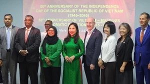 Delegados a la ceremonia convocada en el marco de la visita de trabajo para conmemorar el 80º aniversario del Día Nacional de Vietnam y el 50º de sus relaciones diplomáticas con Maldivas. (Foto: VNA)