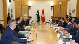 En la reunión con representantes del Comité Bicameral de Relaciones Exteriores, Defensa y Comercio de Australia. (Foto: VNA)