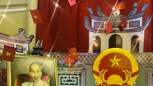 La imagen del Presidente Ho Chi Minh está colocada solemnemente en el espacio “Vietnam: el país y la gente”. (Fotografía: baoquocte.vn)