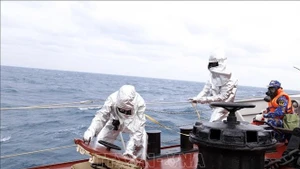 Los marineros realizan entrenamiento de supervivencia durante la patrulla conjunta. (Foto: VNA)