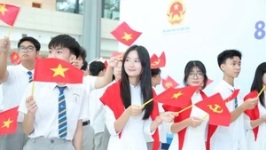 Estudiantes en la ceremonia de apertura del curso escolar 2025-2026. (Foto: phunuvietnam.vn)