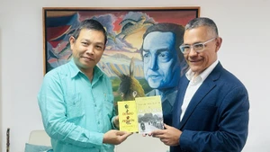 El embajador de Vietnam en Venezuela, Vu Trung My (izquierda), entrega al ministro del Poder Popular para la Cultura de Venezuela, Ernesto Villegas, la obra “Diario de Prisión” del Presidente Ho Chi Minh y el libro “Pensamiento militar de Ho Chi Minh”. (Foto: Embajada de Vietnam en Venezuela)