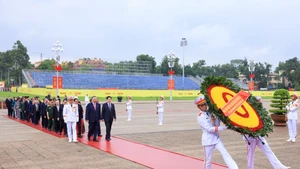 La delegación rinde homenaje al Presidente Ho Chi Minh en su Mausoleo. (Foto: Nhan Dan)