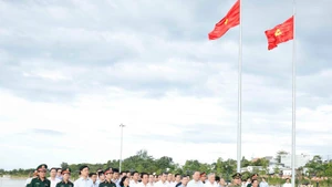 La delegación del Comité Central del Partido Comunista de Vietnam encabezada por el secretario general del Partido, To Lam, en el acto de homenaje. (Foto: VNA)