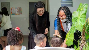 Le Thi Bich Tran, esposa del primer ministro de Vietnam, Pham Minh Chinh, visita el Centro de Bienestar Social Dona Meca en la ciudad de Río de Janeiro. (Fotografía: VNA)
