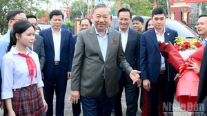 [Foto] Líder partidista de Vietnam se reúne con votantes de Hung Yen