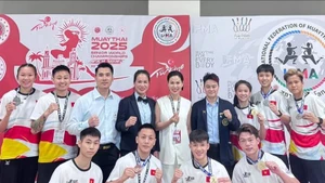 La selección vietnamita obtiene cuatro medallas de oro, seis de plata y cuatro de bronce en el Campeonato Mundial de Muay 2025. (Fotografía: hanoimoi.vn)