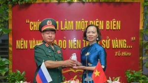 El mayor general Luu Trong Lu, presidente de la Asociación de Veteranos de Guerra de la provincia de Dien Bien, entrega la vasija de tierra a Vu Thi Tuyet Nga, directora del Museo de la Victoria de Dien Bien Phu. (Fotografía: VNA)
