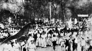 Ciudadanos de Saigón responden al Llamamiento al Levantamiento general del Comité Central del Partido y del Presidente Ho Chi Minh. (Foto: Archivo de VNA)