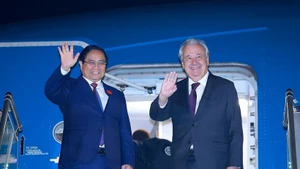 El primer ministro de Vietnam, Pham Minh Chinh, y el secretario general de la ONU, Antonio Guterres, parten de Hanói rumbo a Malasia para participar en la 47ª Cumbre de la Asean y las citas relacionadas. (Foto: VNA)