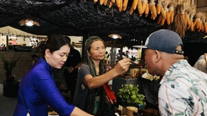 Un visitante disfruta del té en el stand de la provincia de Son La. (Foto: VNA)