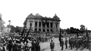 Tropas guerrilleras avanzan hacia Hanói desde las bases de resistencia, congregándose frente al Gran Teatro de la Ópera de Hanói, el 30 de agosto de 1945. (Foto: Archivo de la VNA)