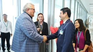 El viceministro vietnamita de Relaciones Exteriores Le Anh Tuan recibe al presidente del Parlamento neozelandés, Gerry Brownlee, en el aeropuerto internacional de Noi Bai, en Hanói. (Foto: VNA)