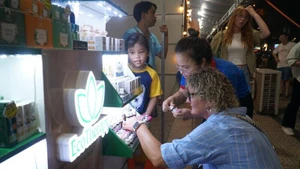 [Foto] Turistas foráneos muestran gran interés en productos agrícolas vietnamitas