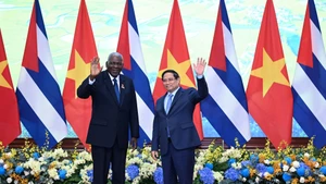 El primer ministro de Vietnam, Pham Minh Chinh, y el presidente de la Asamblea Nacional del Poder Popular y del Consejo de Estado de Cuba, Esteban Lazo Hernández, saludan a los medios. (Foto: Nhan Dan)