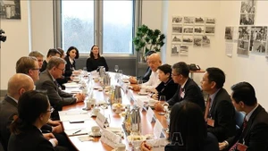 Reunión entre la delegación del Partido Comunista de Vietnam y el vicepresidente del Bundestag alemán, Bodo Ramelow. (Foto: VNA)