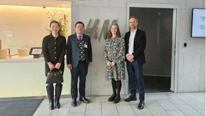 El embajador de Vietnam en Suecia, Tran Van Tuan (segundo desde la izquierda), se reúne con representantes de H&M. (Fotografía: moit.gov.vn)