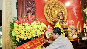 El presidente de la Asamblea Nacional de Vietnam, Tran Thanh Man, rinde homenaje en el Sitio Histórico Nacional Especial dedicado al presidente Ton Duc Thang. (Foto: Nhan Dan)