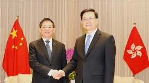 El vice primer ministro vietnamita Ho Duc Phoc (izquierda) y el jefe de la Región Administrativa Especial de Hong Kong (China), Li Jiachao. (Foto: VNA)